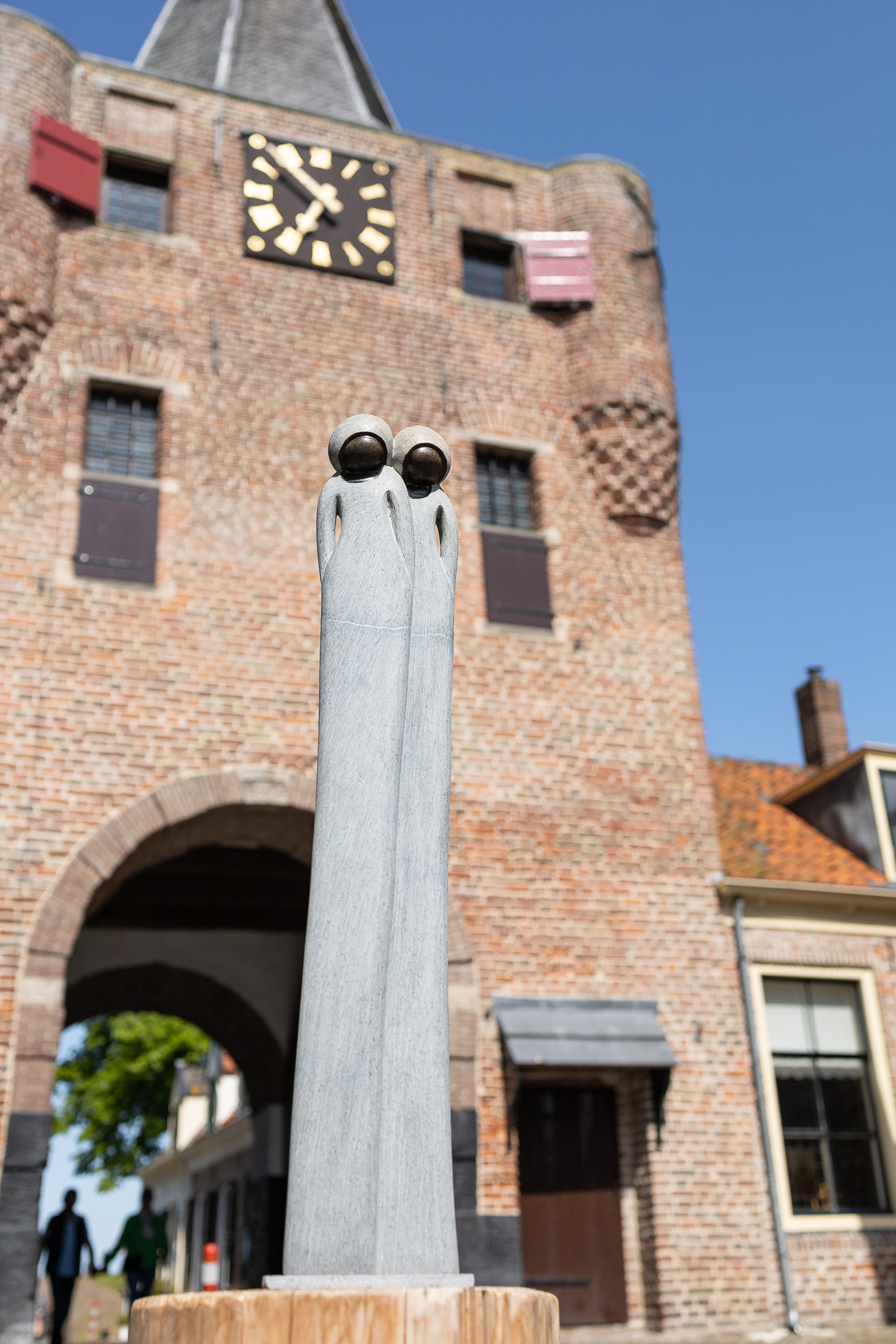 Serpentijnen beelden uit Zimbabwe voor de Vischpoort bij Lötters Beeldengalerie in Elburg