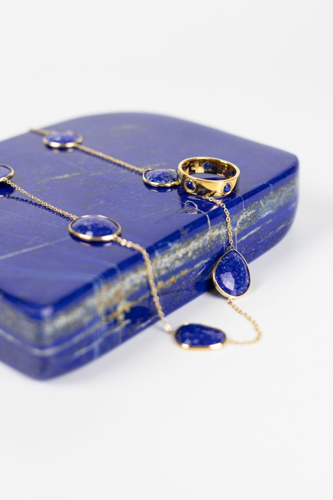Edelsteen Lapis Lazuli met collier en ring van goud, van Lötters Edelstenen in Elburg